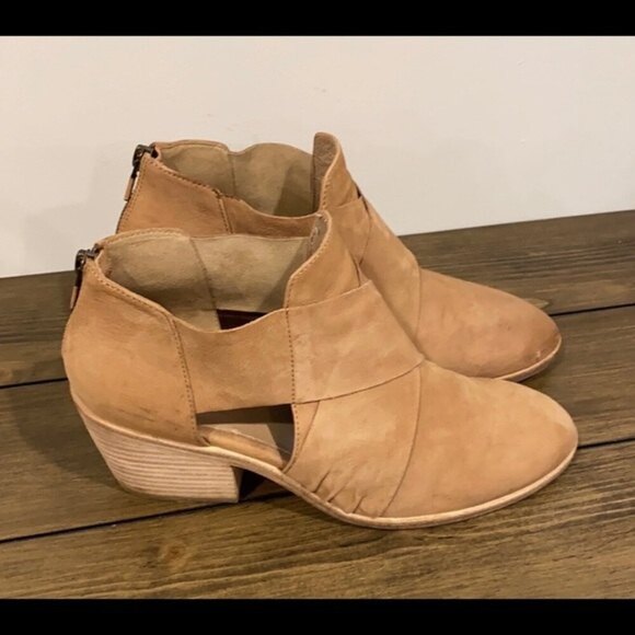 Eileen Fisher Walt cross bootie in wheat nubuck. - Picture 1 of 12